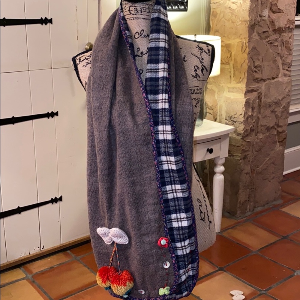 Double sided scarf with accents